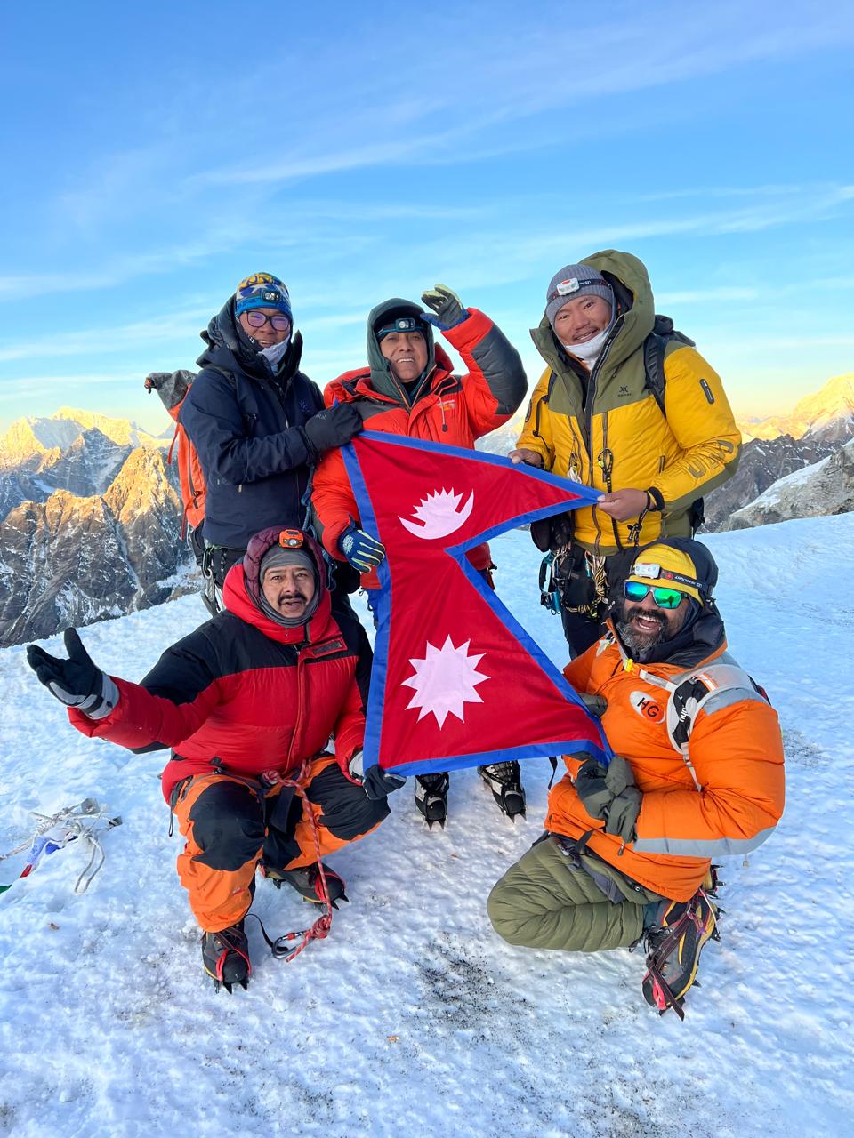 कांग्रेस महामन्त्री शर्मासहित पाँच युवाद्वारा लोबुचे हिमाल आरोहण